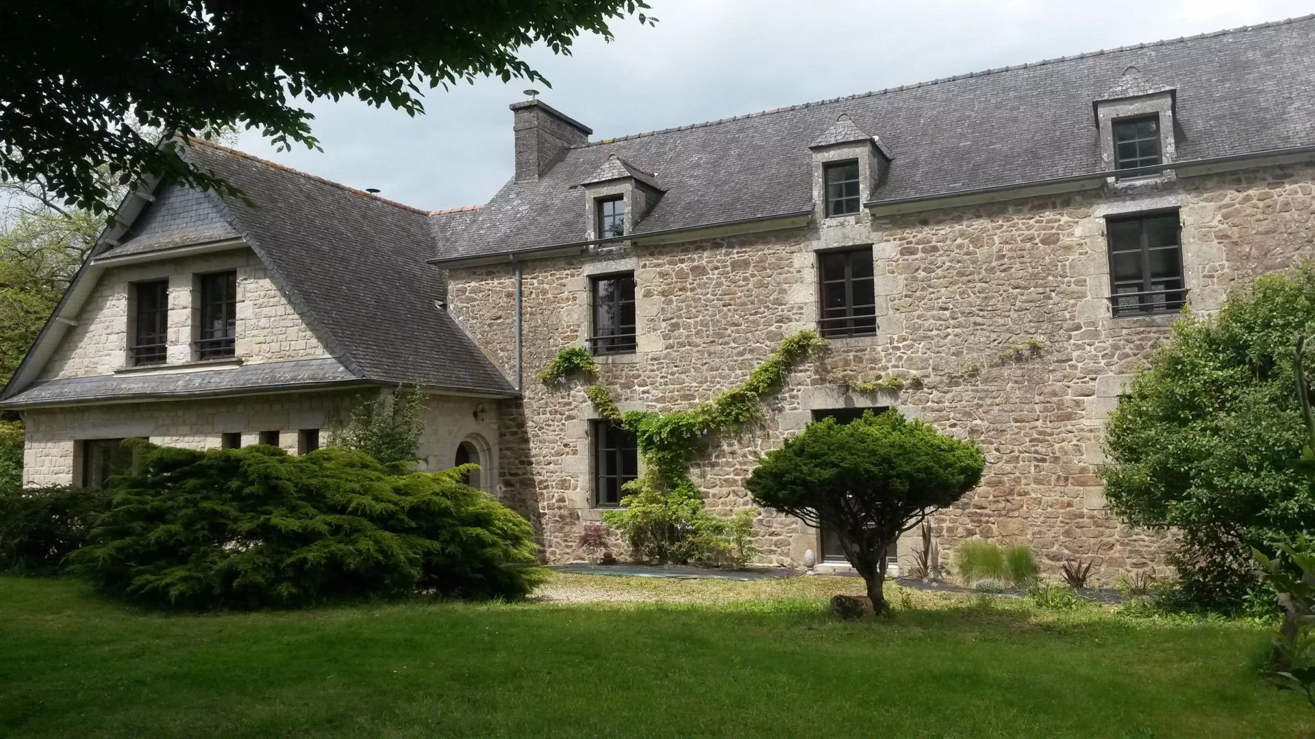 Maison en pierres entièrement rénovée en bretagne