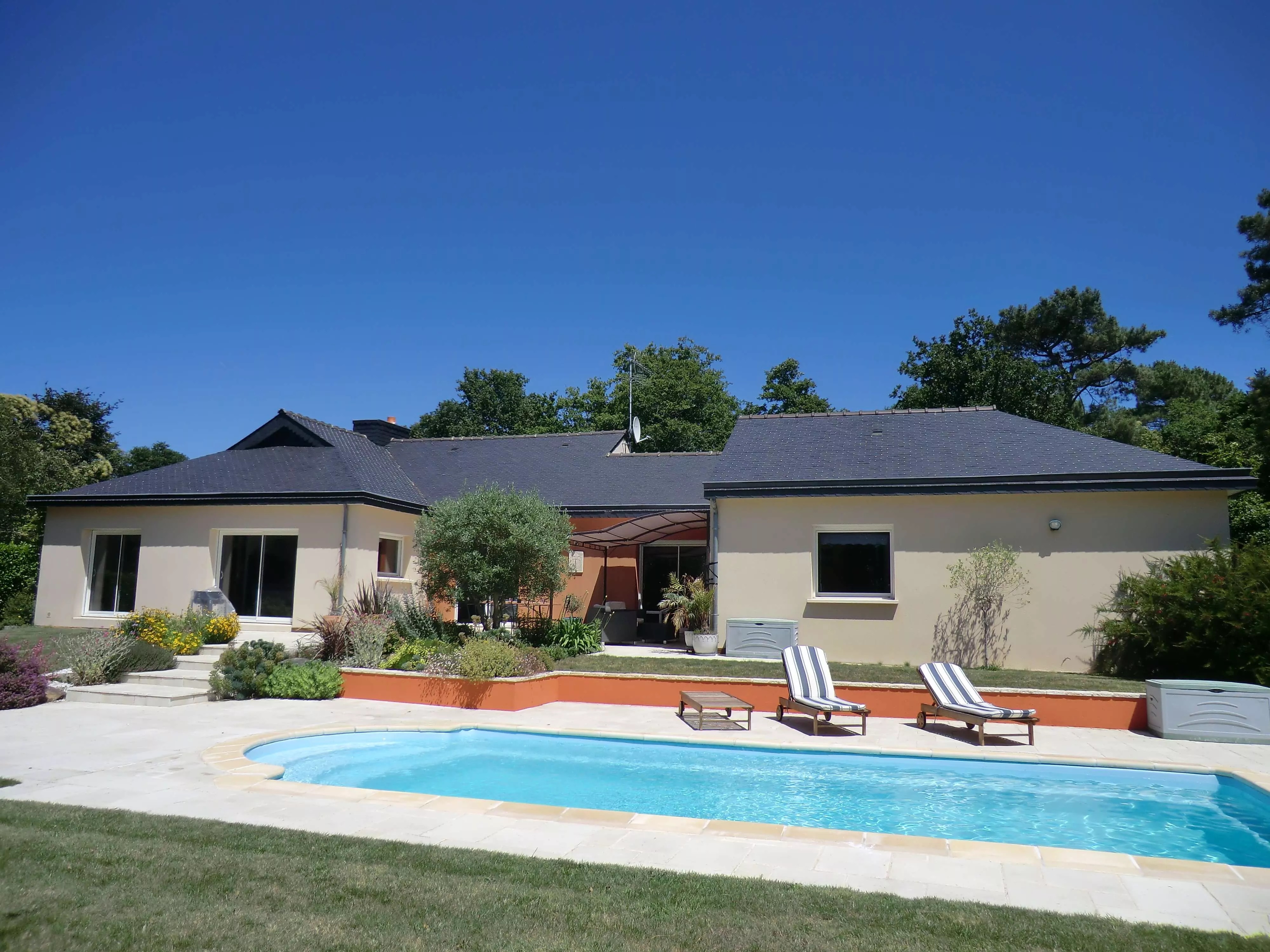 belle maison de plain pied avec piscine guidel