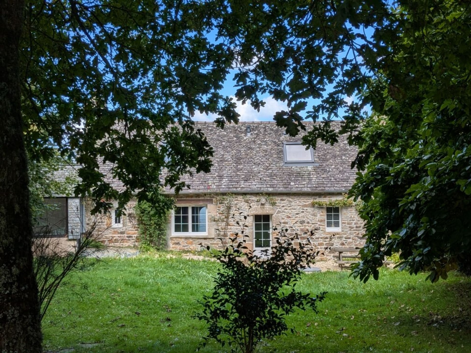 Maison en pierres proche de la mer