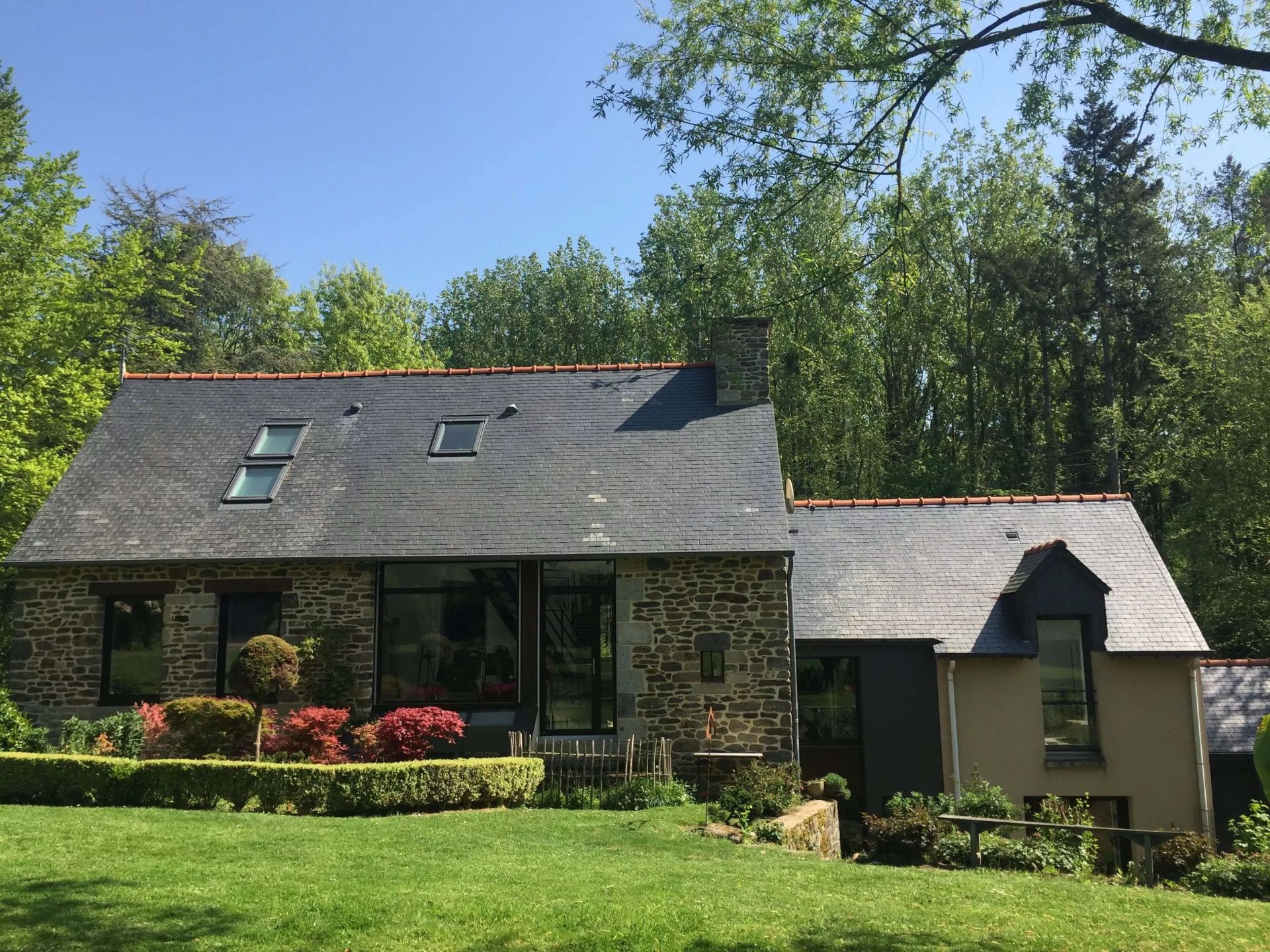 Maison en pierres rénovée en bordure de Rance
