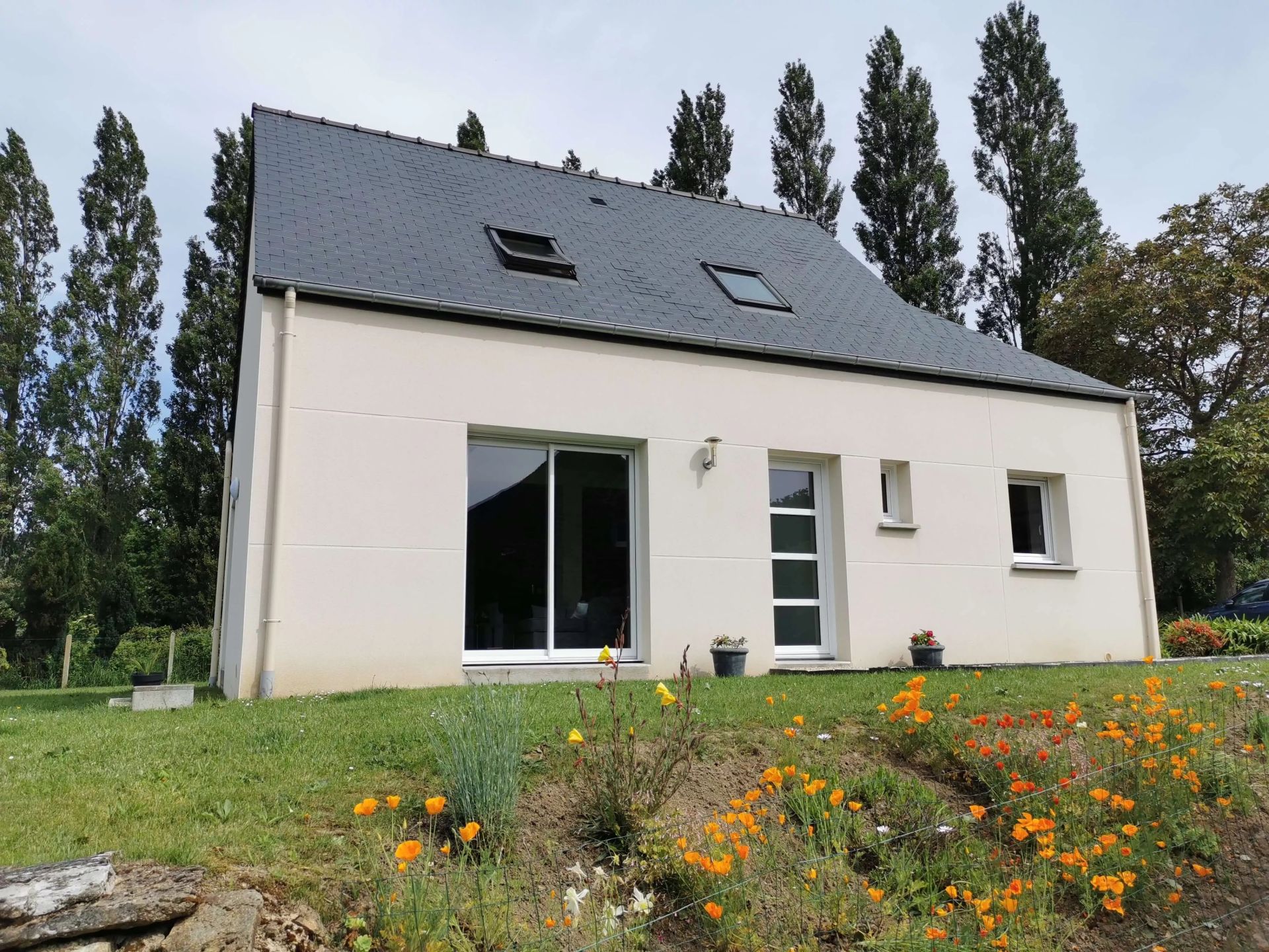 Maison contemporaine à Lanvallay