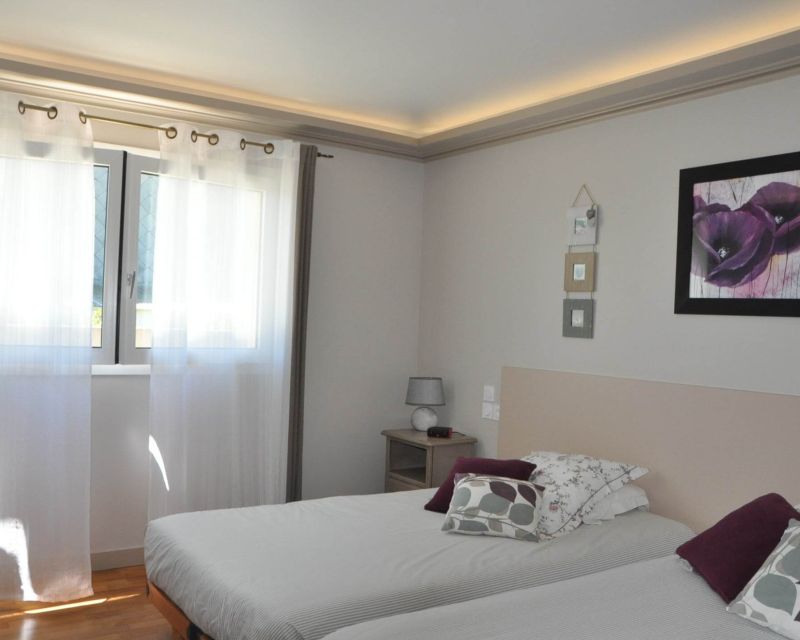 RDC Chambre  parentale avec salle de bains contigu.