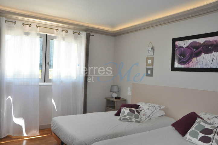 RDC Chambre parentale avec salle de bains contigu.
