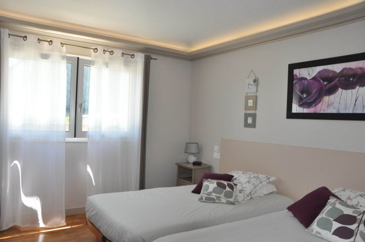 RDC Chambre parentale avec salle de bains contigu.