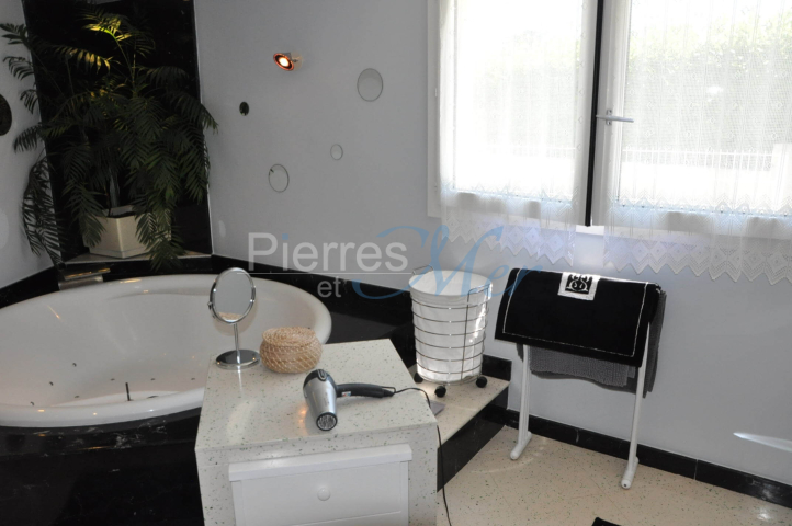 RDC Salle de bains , chambre parentale.