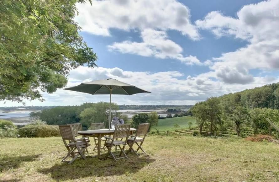 Charmante longère vue mer à rénover PLOUGRESCANT