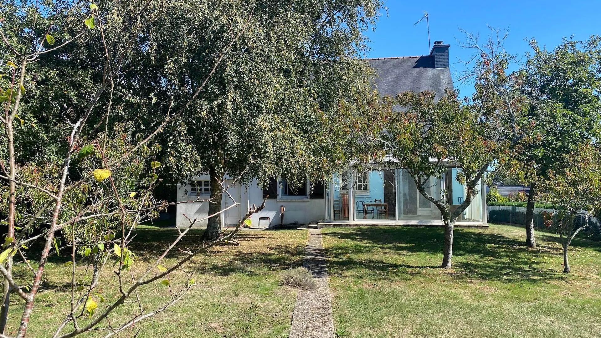 Maison entre bourg et mer à rénover Ploemeur sous offre