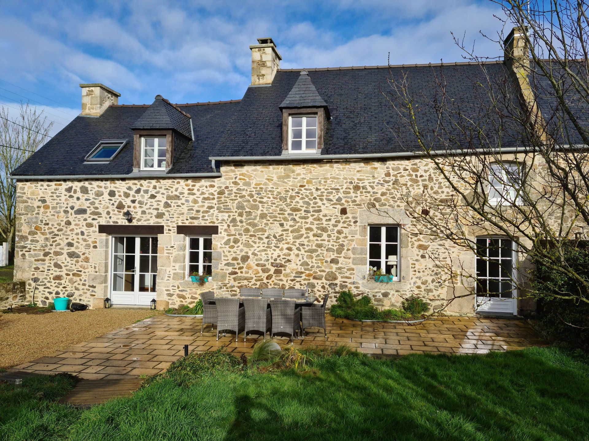 CHARMANTE LONGERE RENOVEE EN COTE D'ARMOR