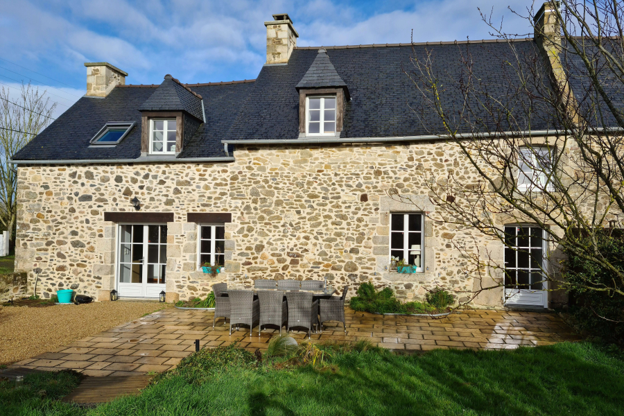 CHARMANTE LONGERE RENOVEE EN COTE D'ARMOR