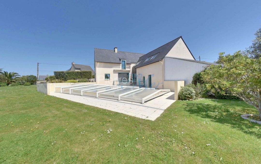 Maison avec piscine et large vue mer à Cancale