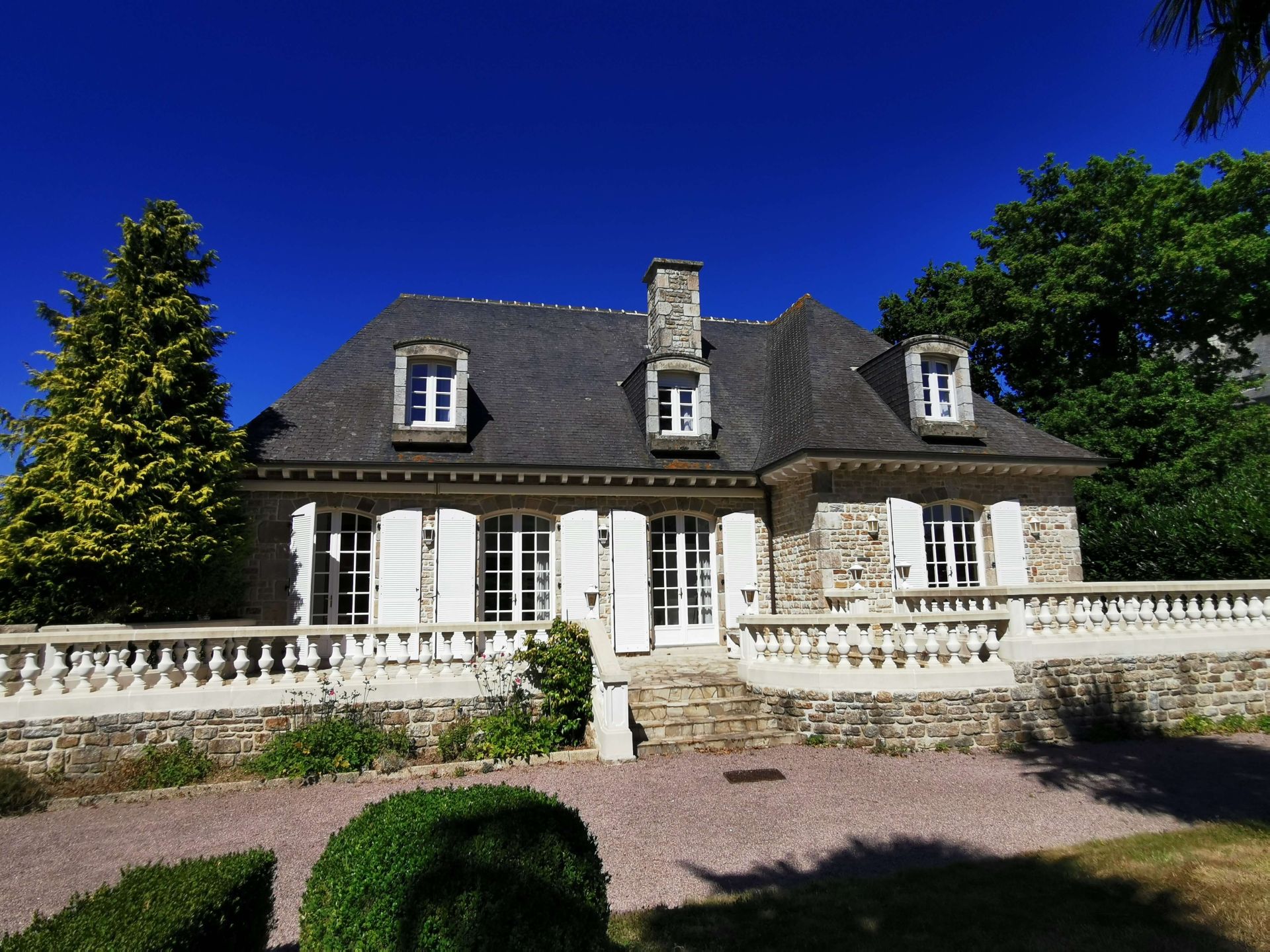 Maison en pierres avec grand terrain dans le centre ville de Pleurtuit