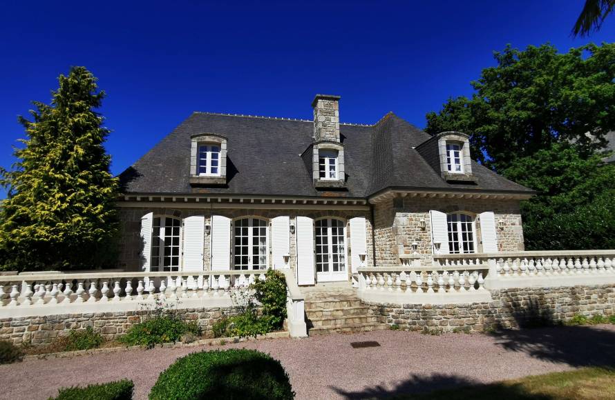 Maison en pierres avec grand terrain dans le centre ville de Pleurtuit