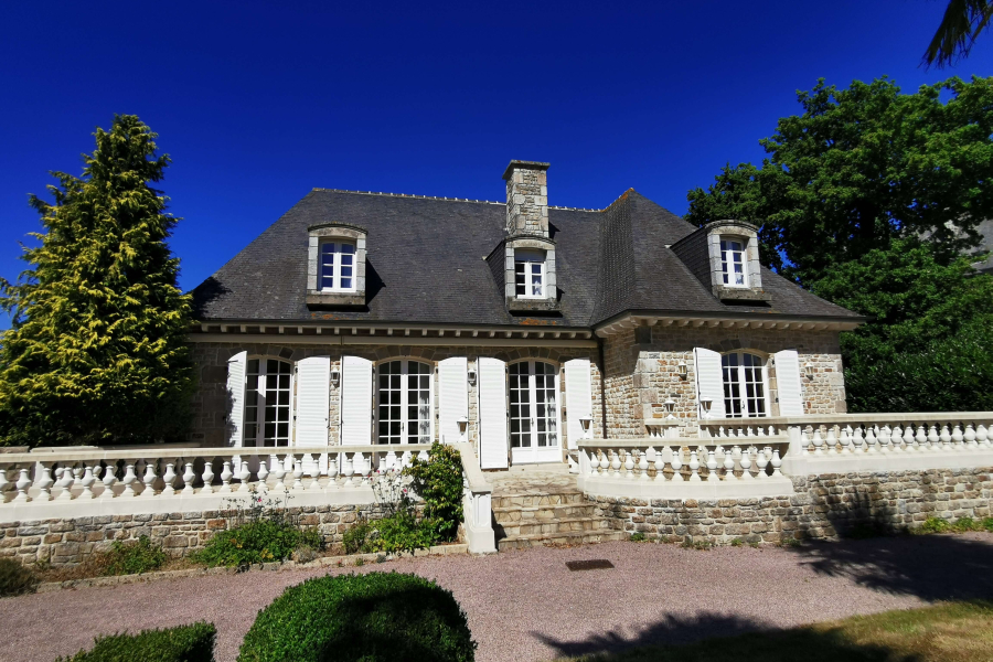 Maison en pierres avec grand terrain dans le centre ville de Pleurtuit