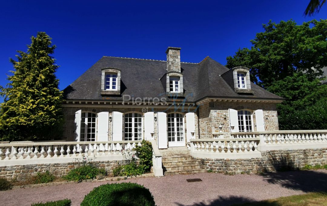 Maison en pierres avec grand terrain dans le centre ville de Pleurtuit