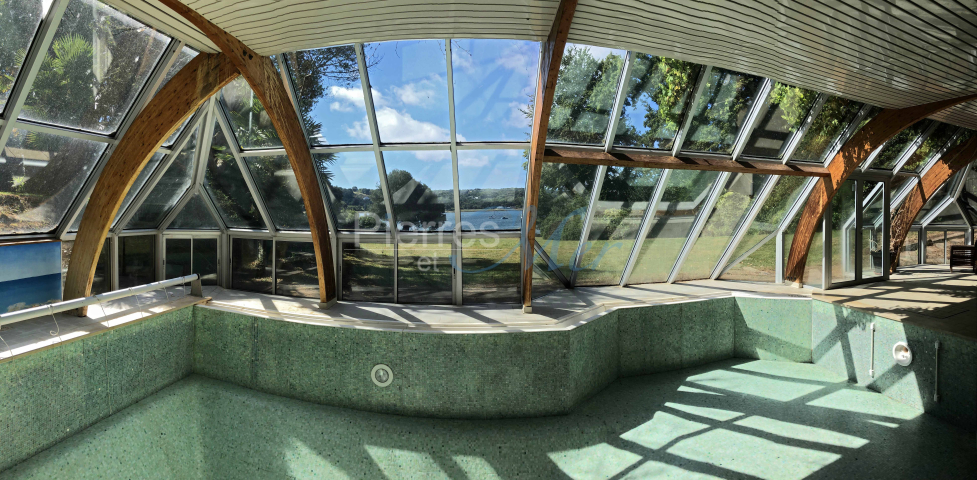 Piscine couverte donnant sur parc