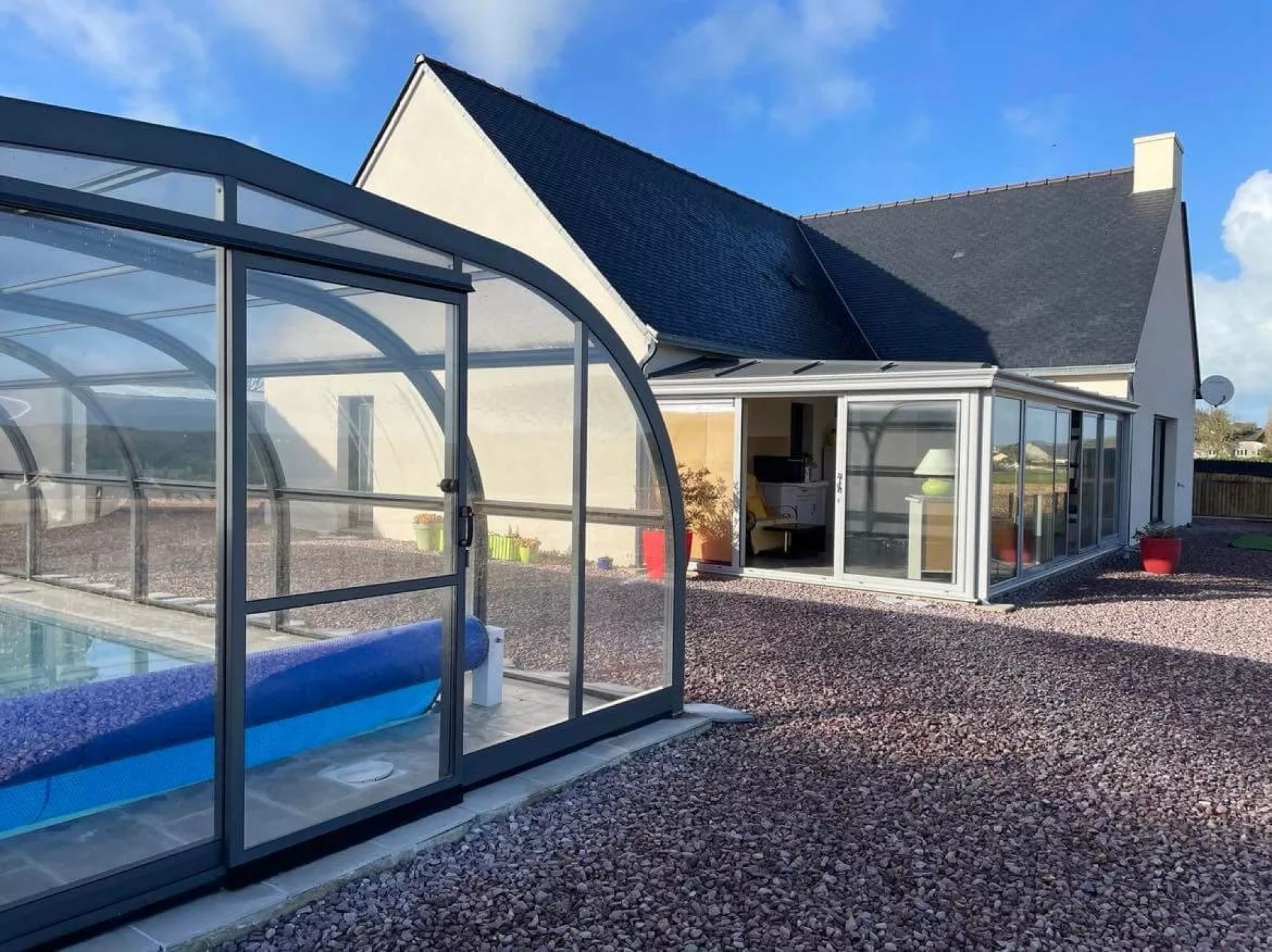 Maison contemporaine à proximité de la mer, à Pleboulle