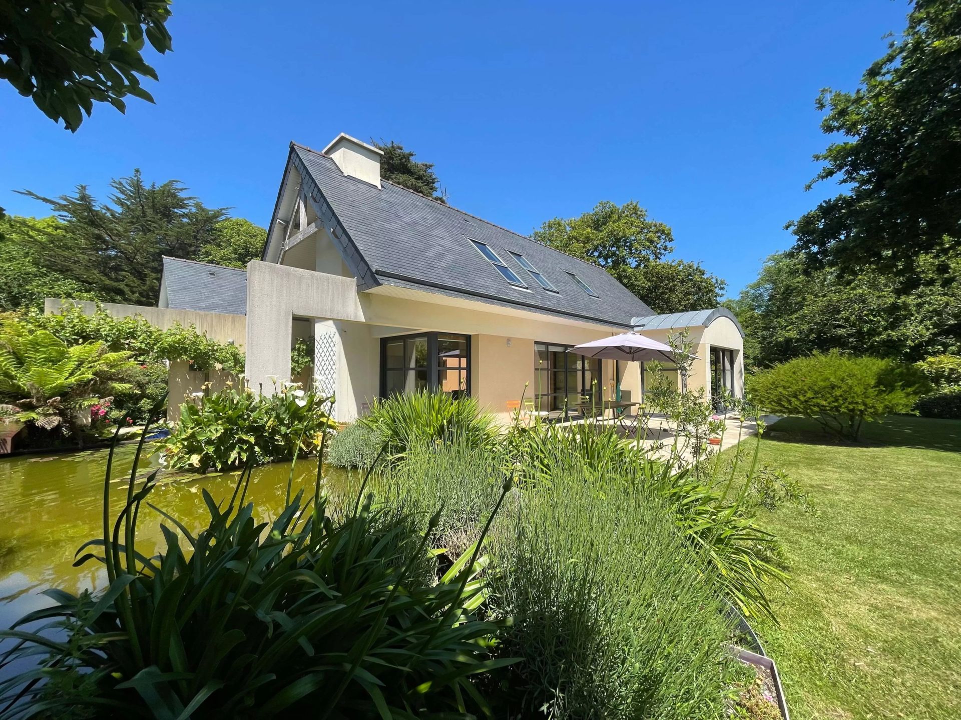 Magnifique villa contemporaine avec dépendances à Loctudy