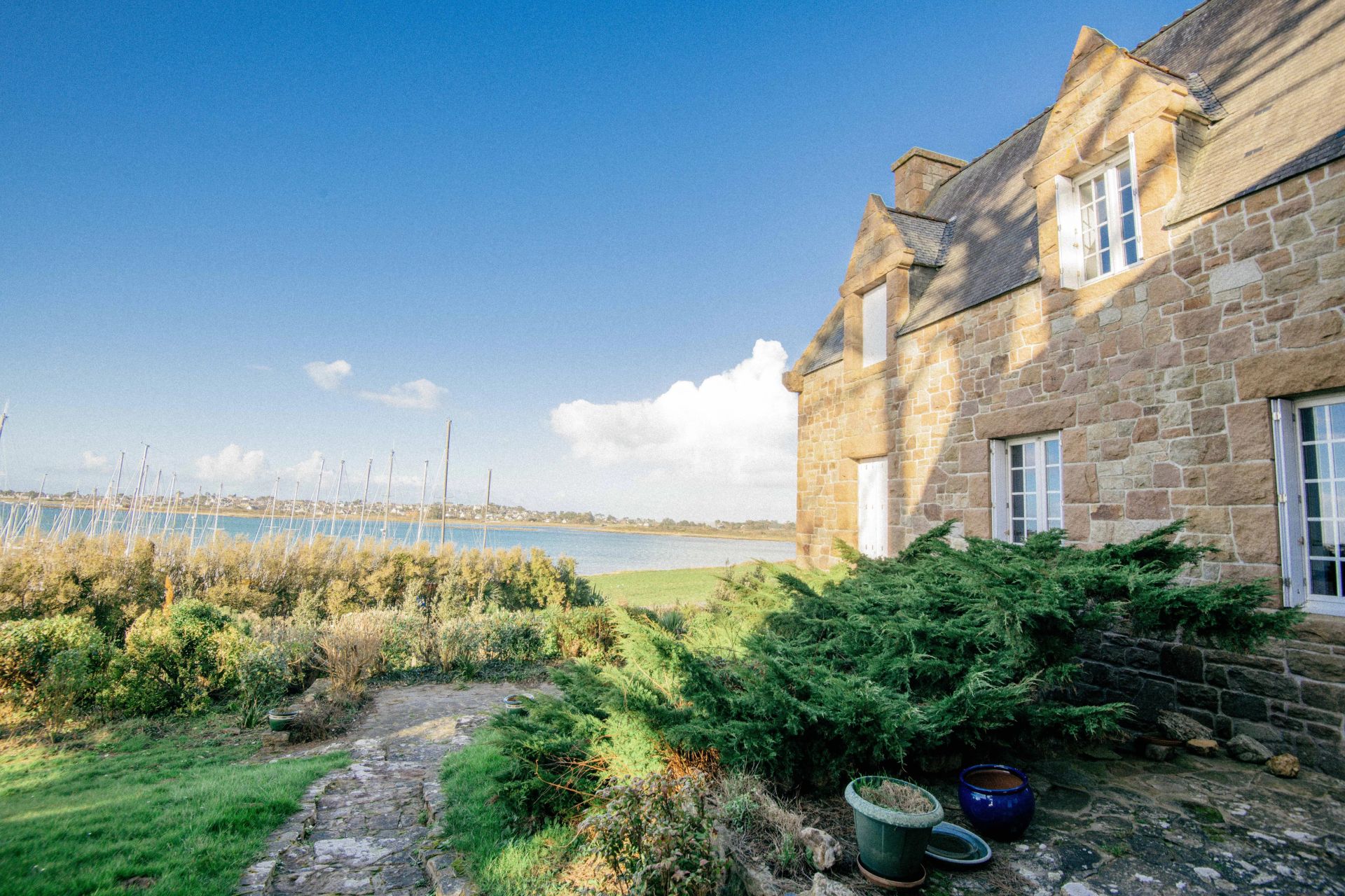 Maison en pierres face à la mer