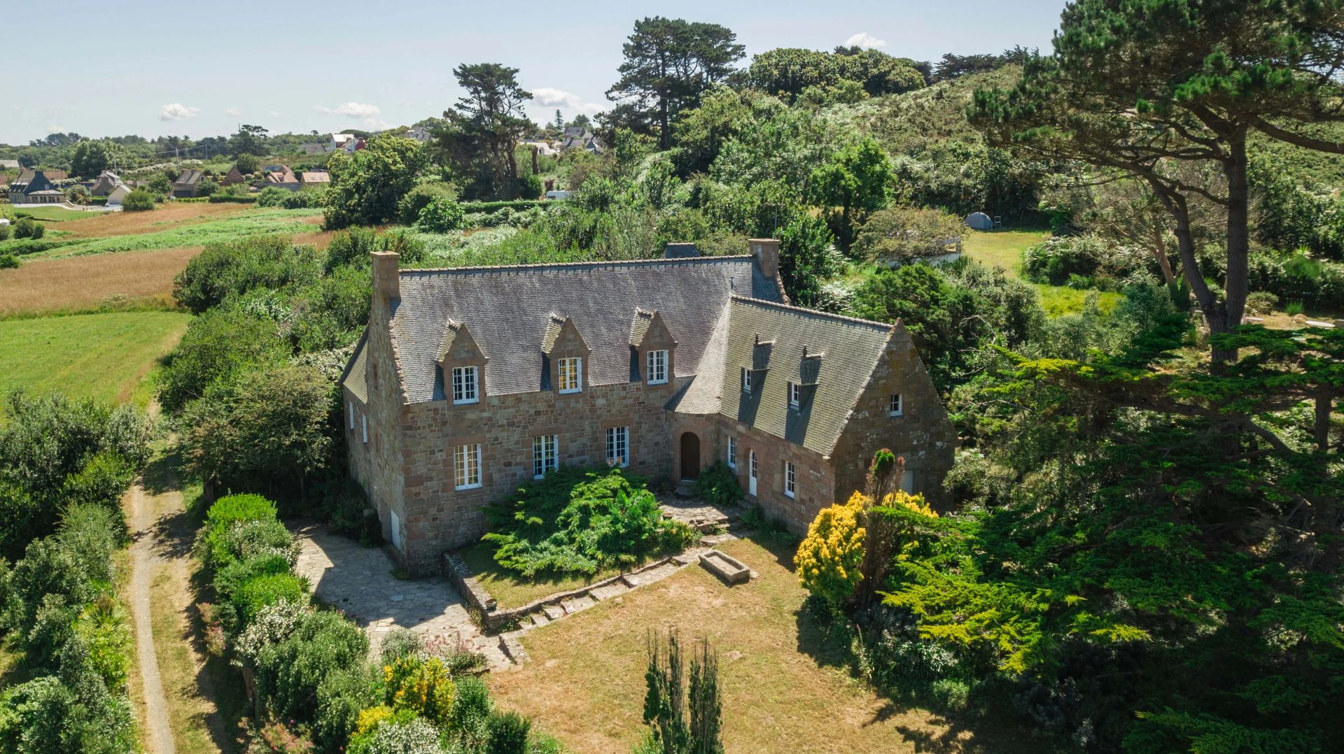 Maison en pierres face à la mer