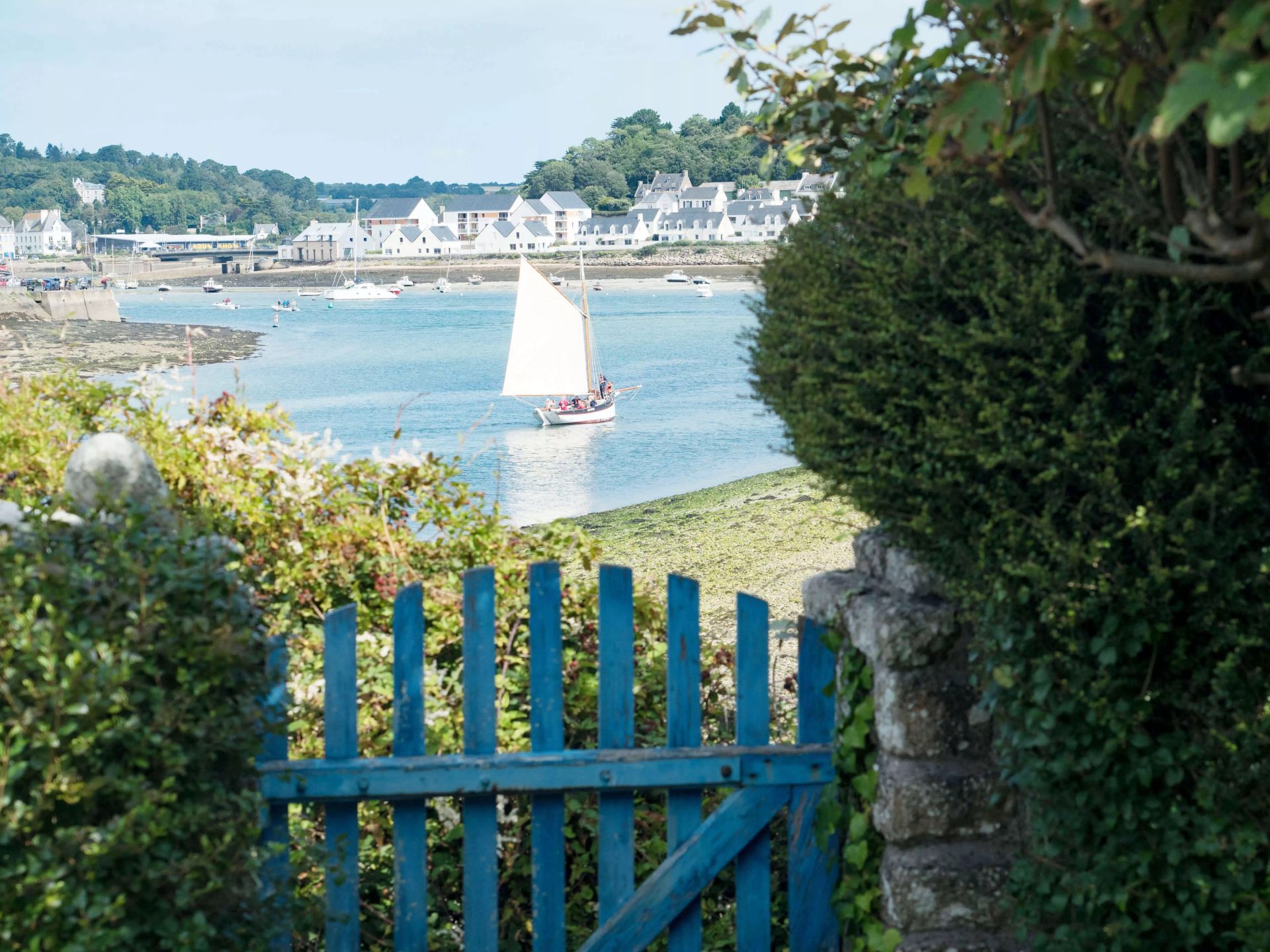 Maison bretonne les pieds dans l'eau face au port d'Audierne