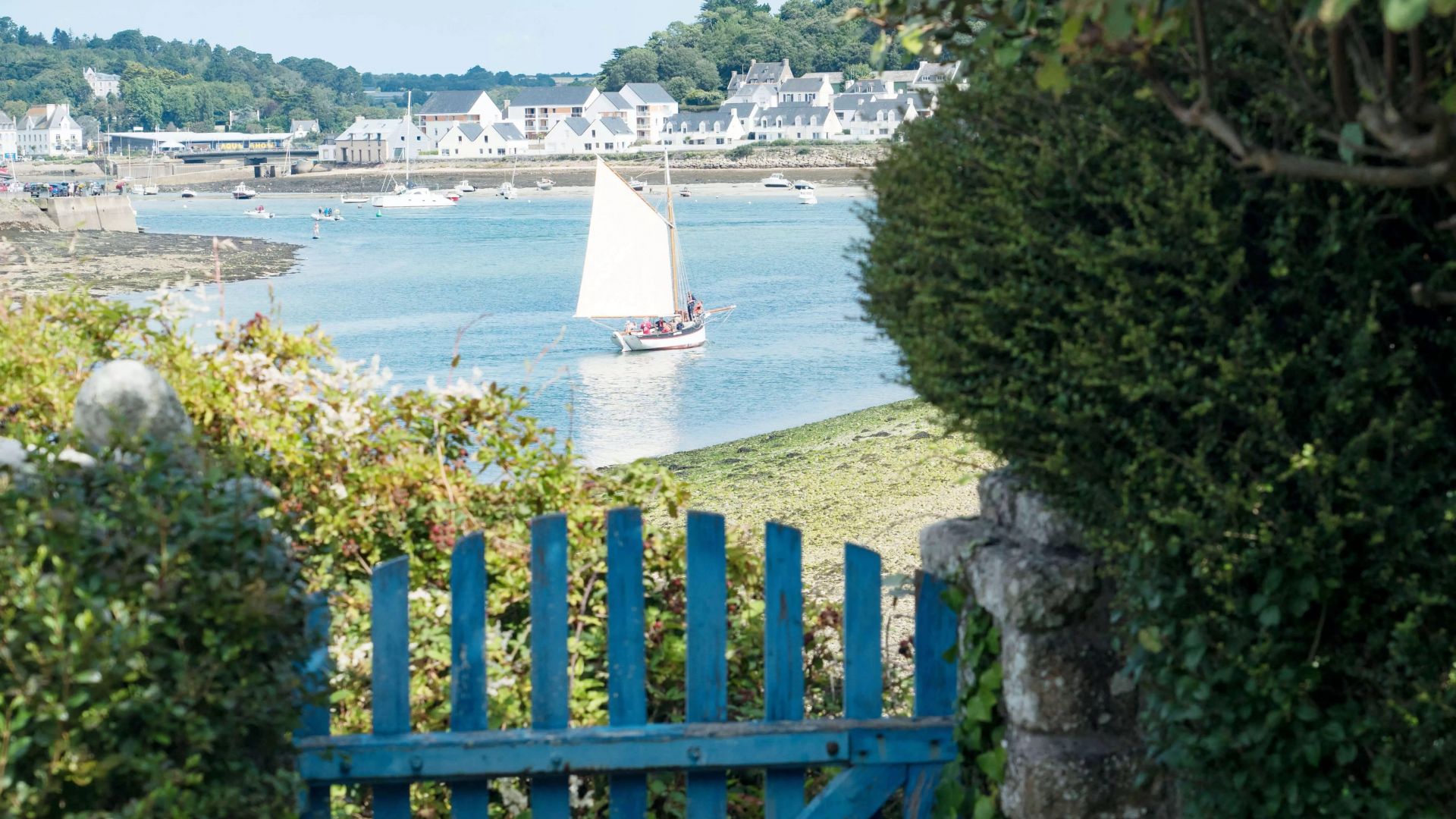 Maison bretonne les pieds dans l'eau face au port d'Audierne