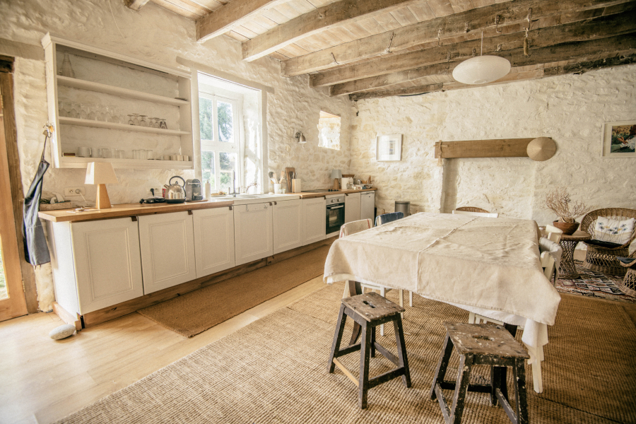 Maison en pierre entre campagne et bord de mer