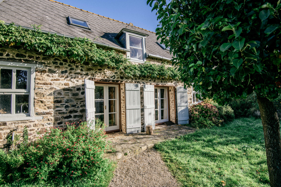 Maison en pierre entre campagne et bord de mer