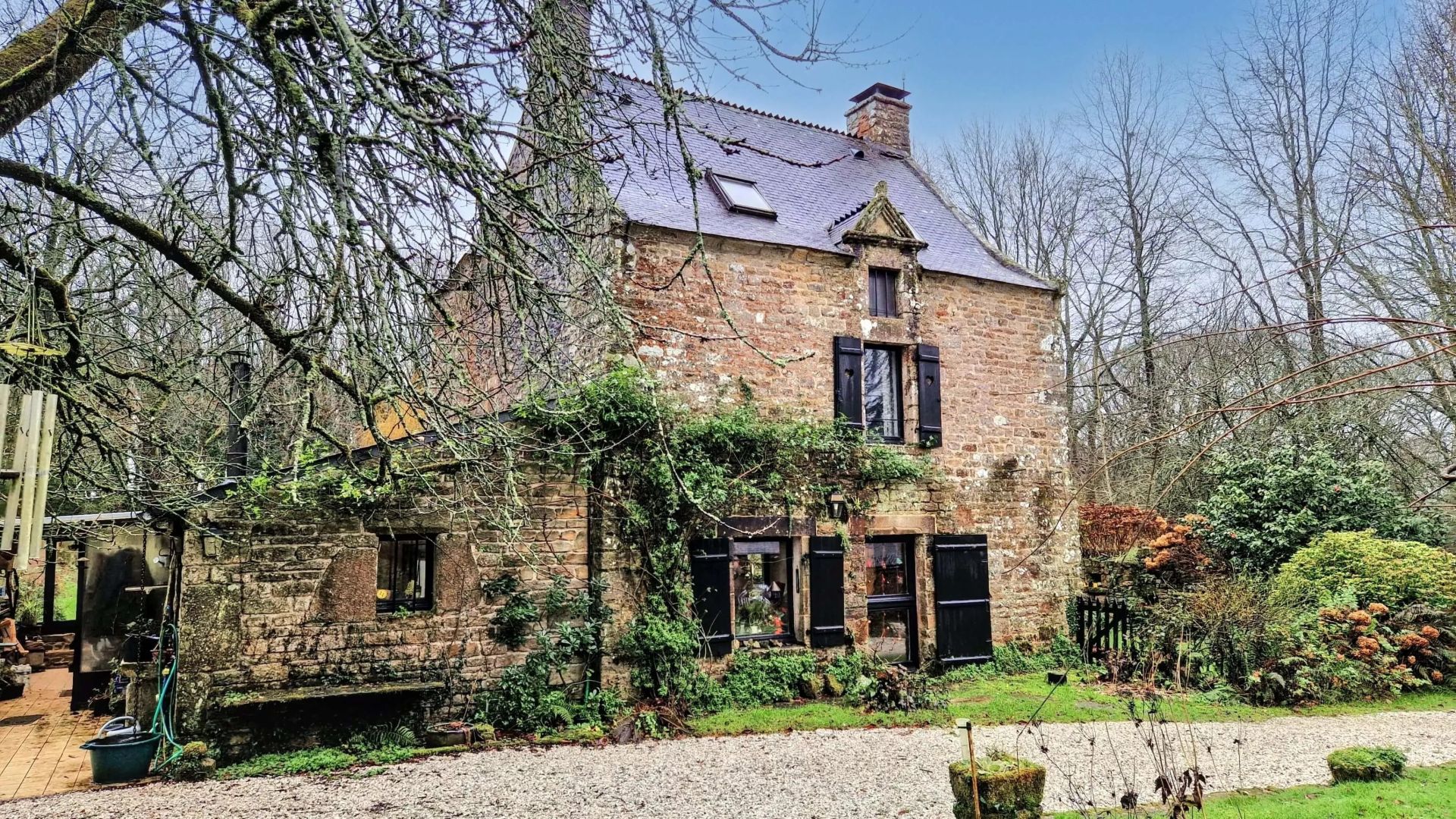 Manoir en pierres du 17 éme et ses dépendances