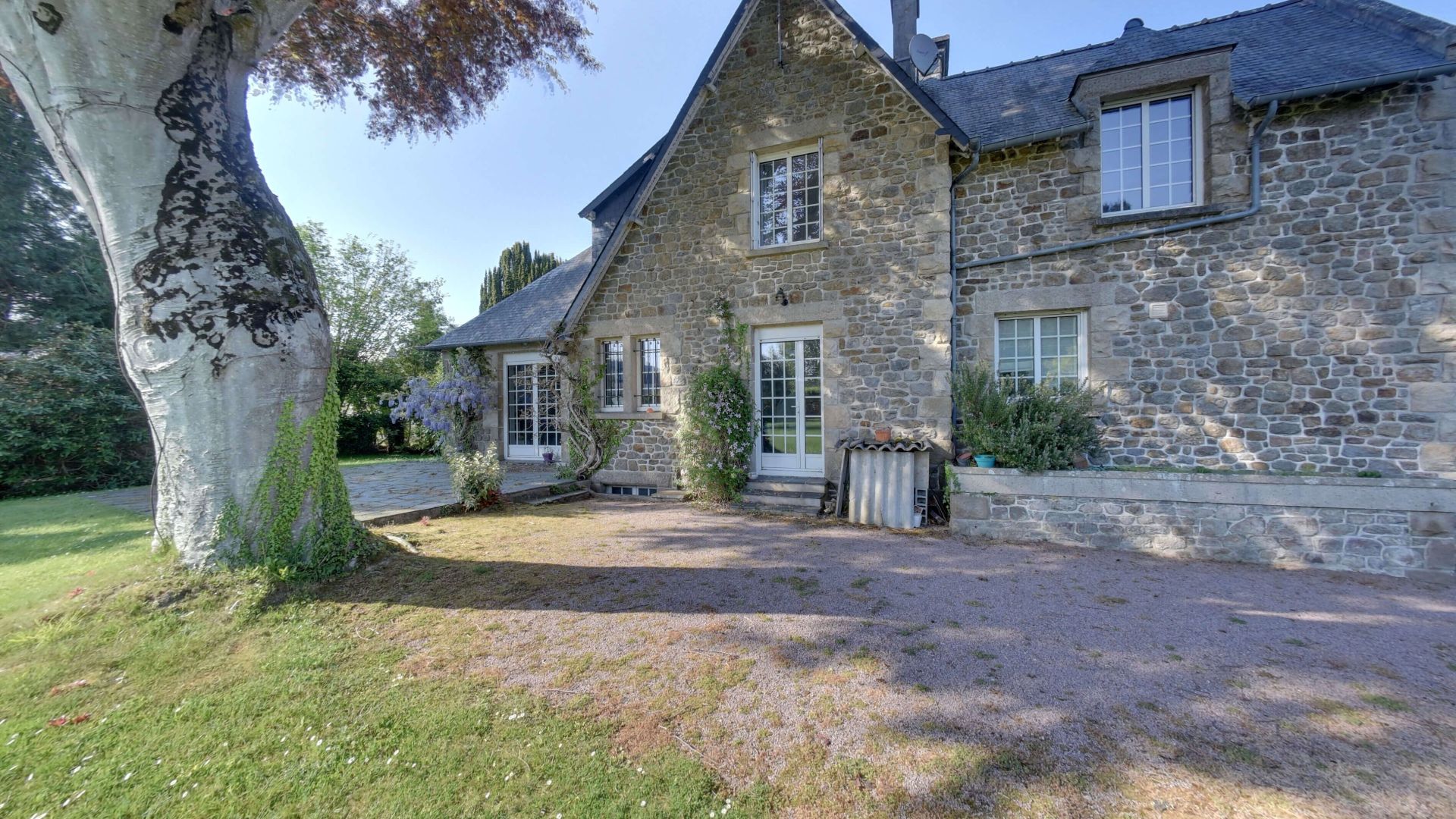 Maison familiale en pierres avec grand jardin arboré dans le centre de Pleurtuit