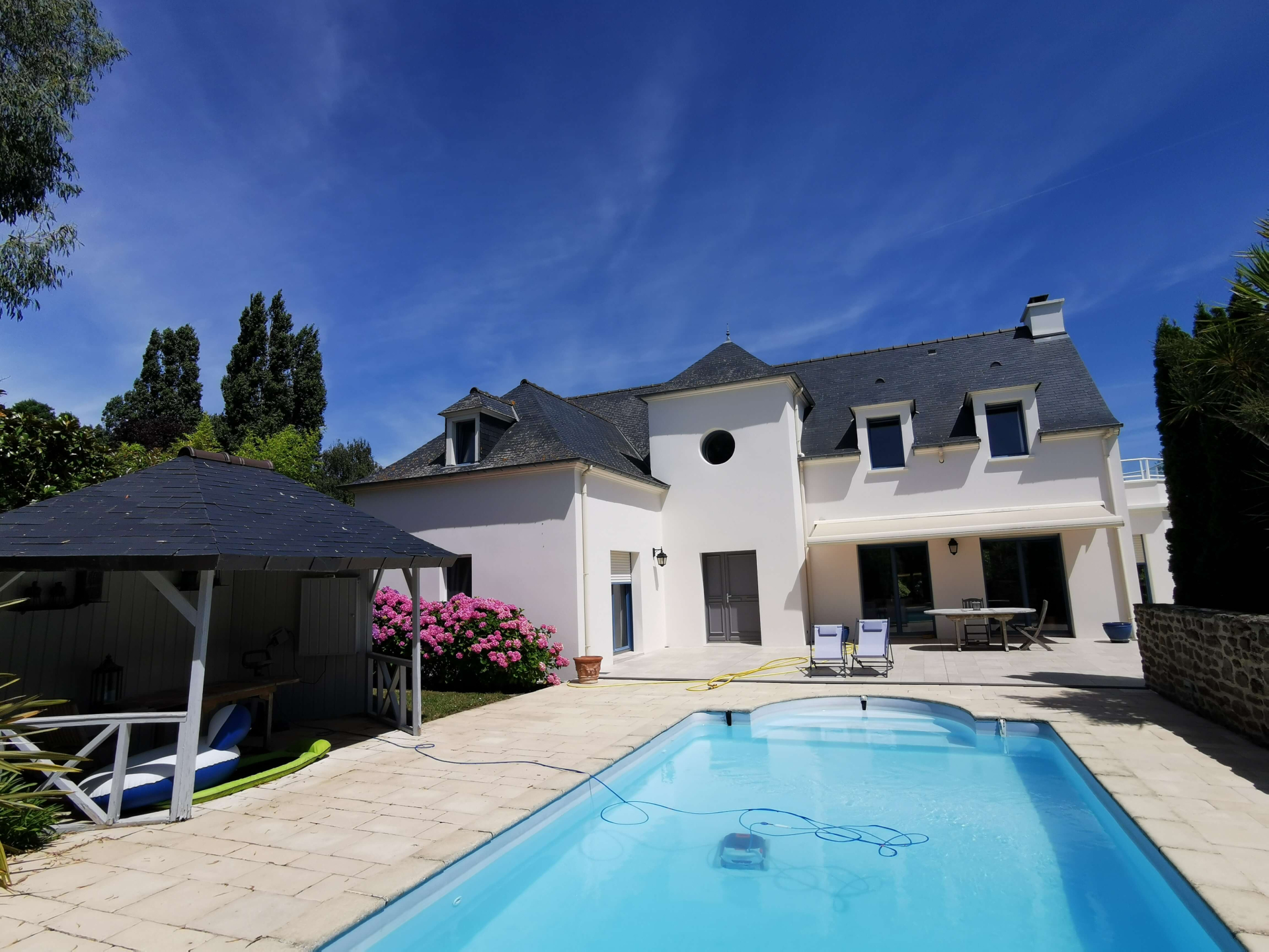 Maison contemporaine avec piscine et grand jardin à Saint-Malo