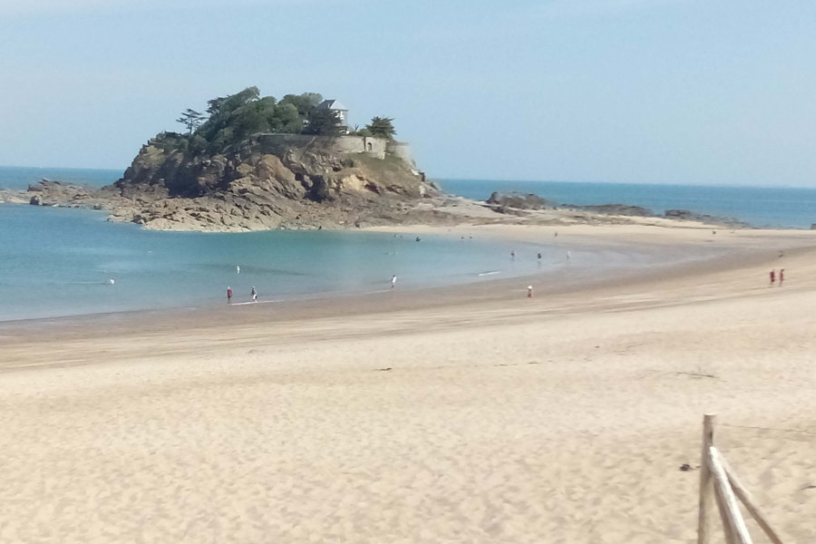 Terrain constructible à vendre à Saint-Coulomb, proche de la mer
