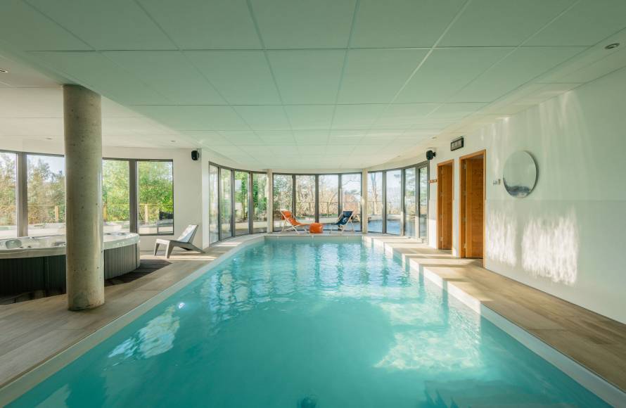 Villa d'architecte avec piscine intérieure et plage à pieds