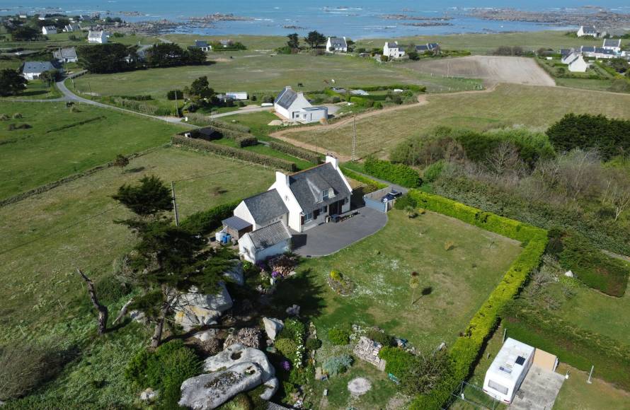 Maison à 300 mètres de la plage, petite vue mer à Kerlouan