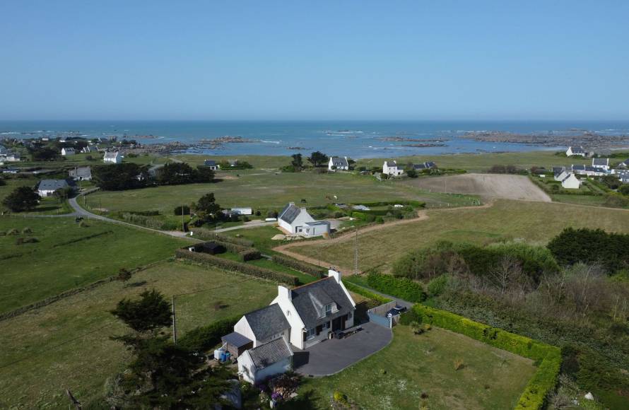 Maison à 300 mètres de la plage, petite vue mer à Kerlouan