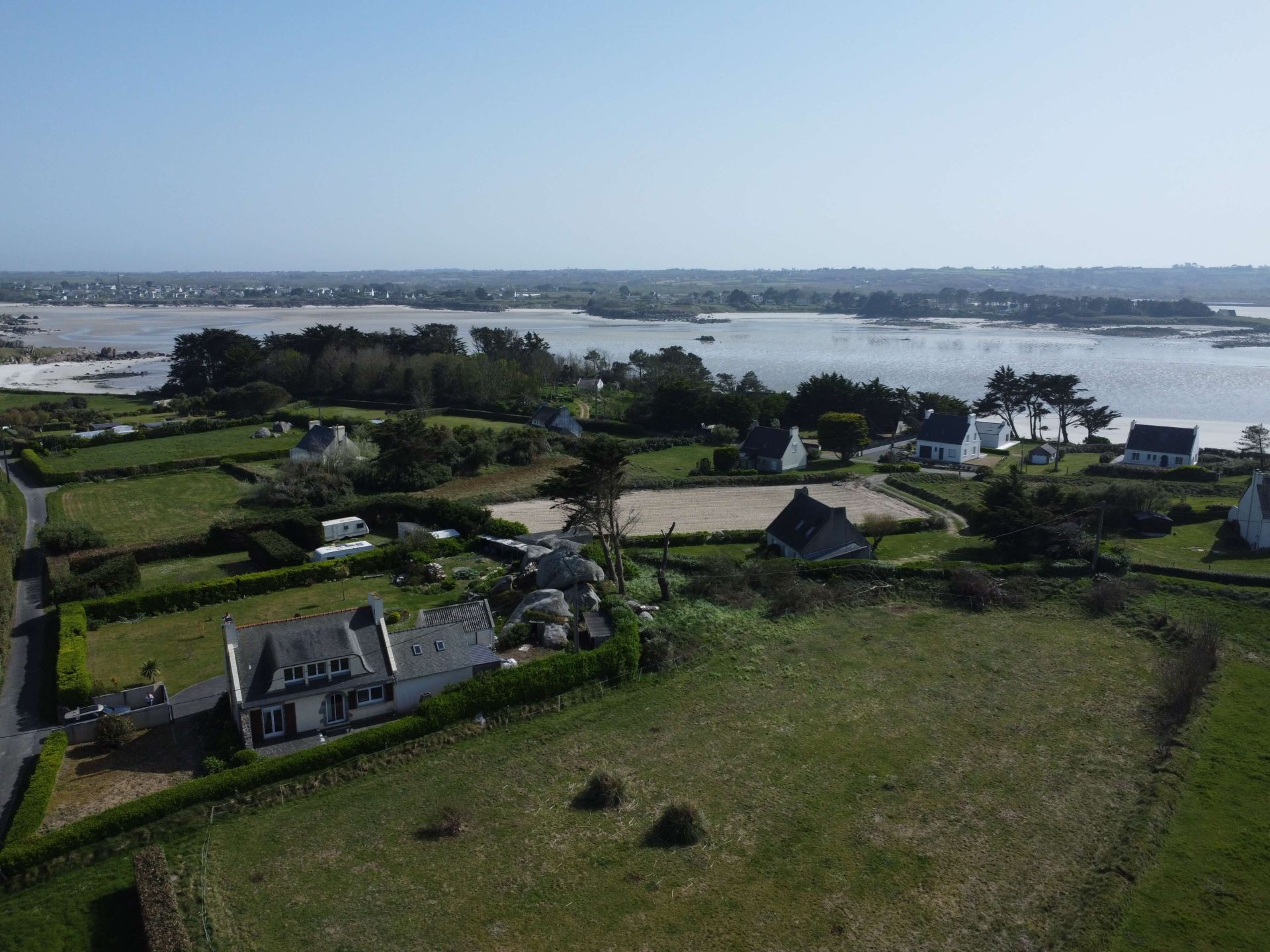 Maison à 300 mètres de la plage, petite vue mer à Kerlouan