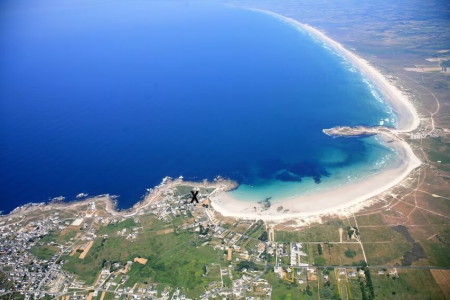 Maison familiale avec dépendance et grand terrain, face aux spots de surf de Pors Carn