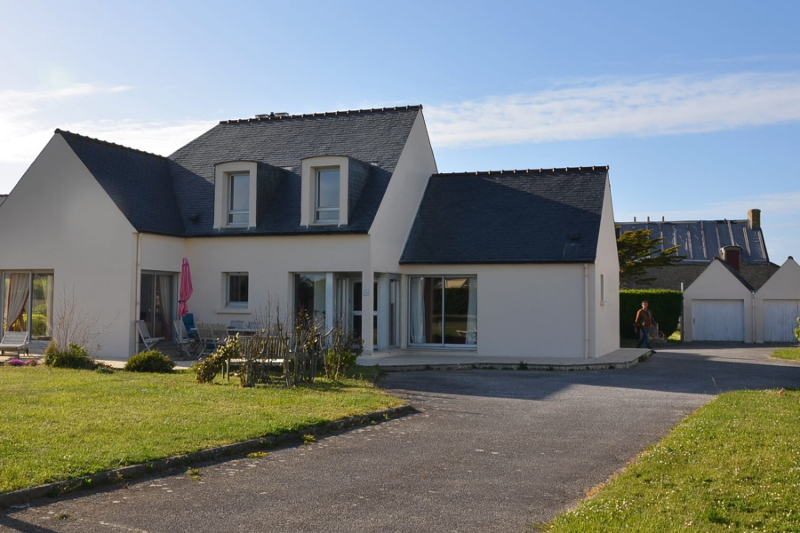 Maison familiale avec dépendance et grand terrain, face aux spots de surf de Pors Carn