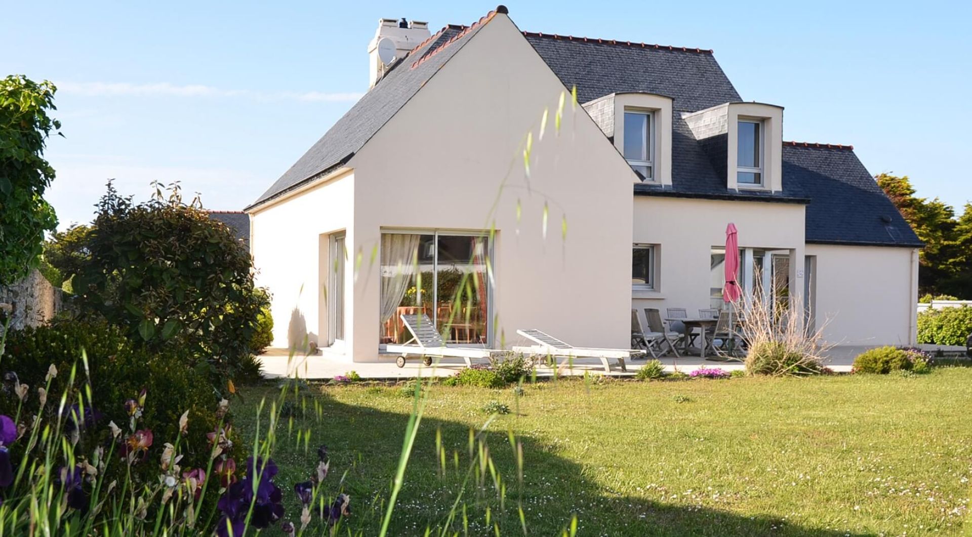 Maison familiale avec dépendance et grand terrain, face aux spots de surf de Pors Carn