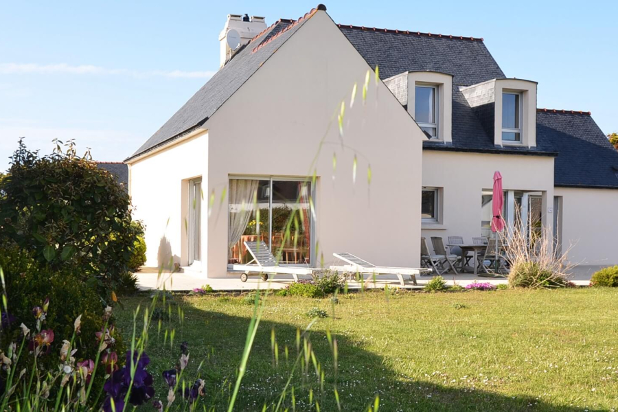 Maison familiale avec dépendance et grand terrain, face aux spots de surf de Pors Carn