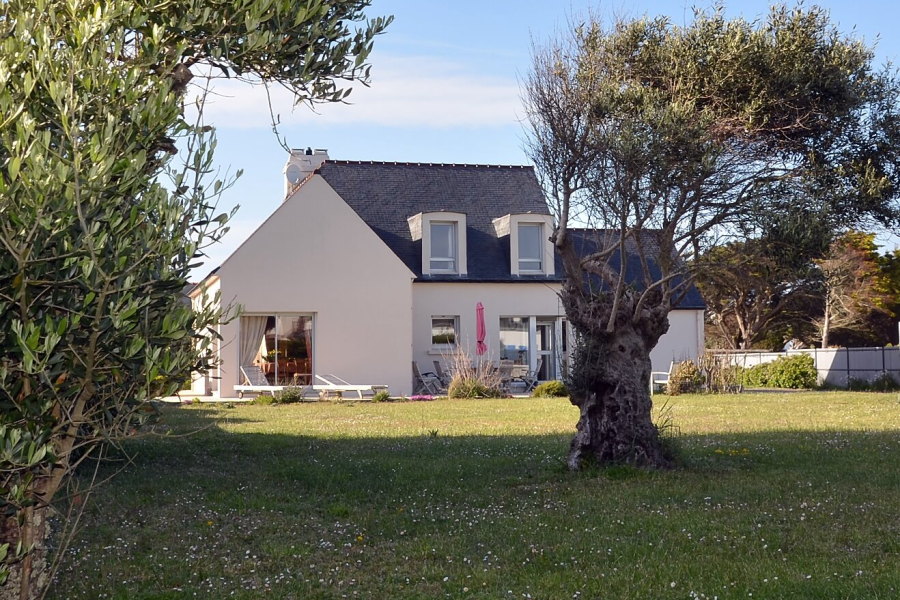 Maison familiale avec dépendance et grand terrain, face aux spots de surf de Pors Carn
