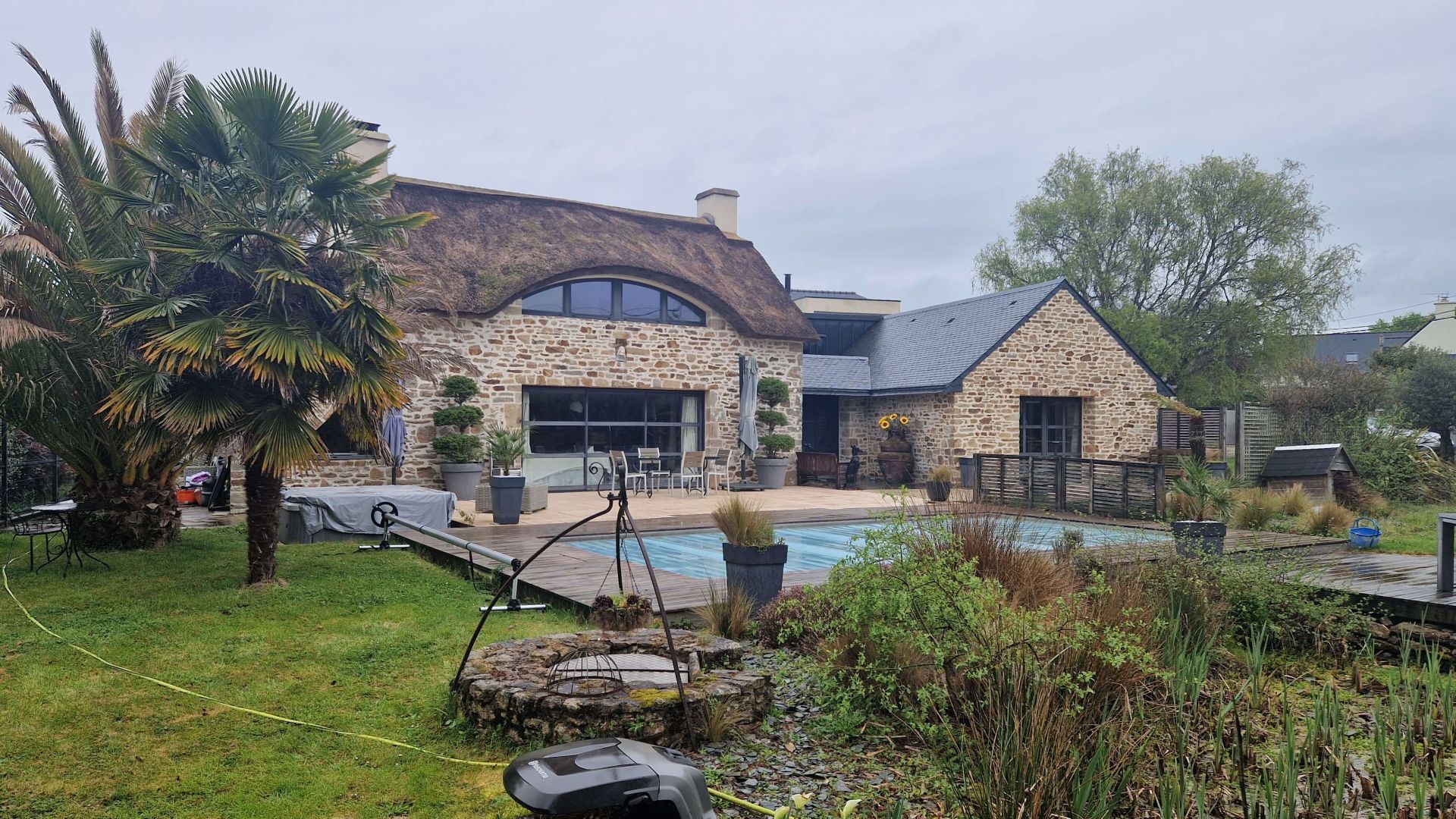 Baden, propriété de caractère en pierre sous chaume