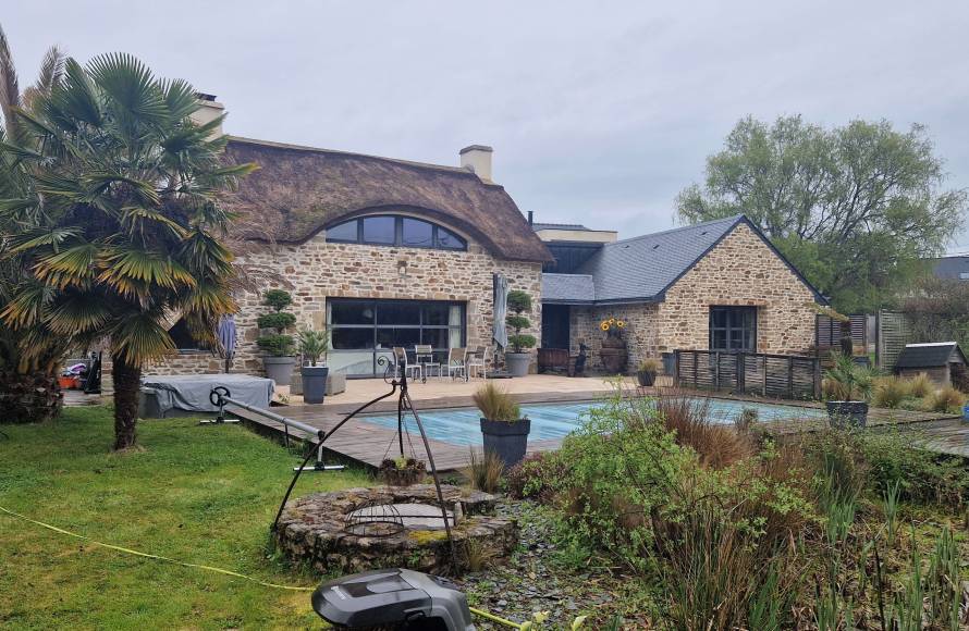 Baden, propriété de caractère en pierre sous chaume