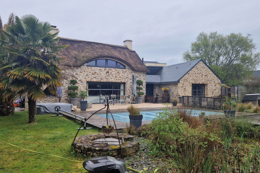 Baden, propriété de caractère en pierre sous chaume