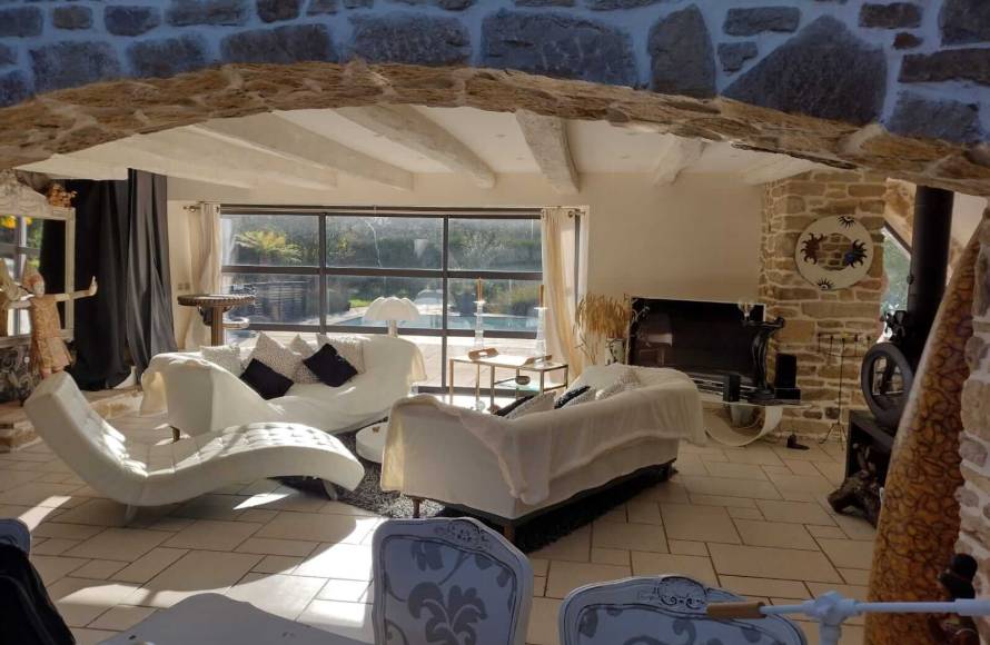 Baden, propriété de caractère en pierre sous chaume