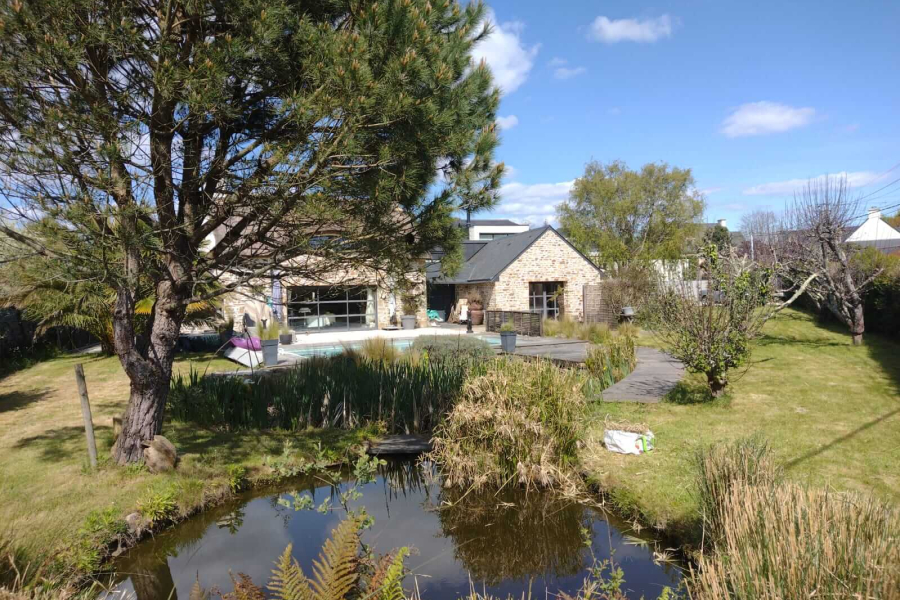 Baden, propriété de caractère en pierre sous chaume