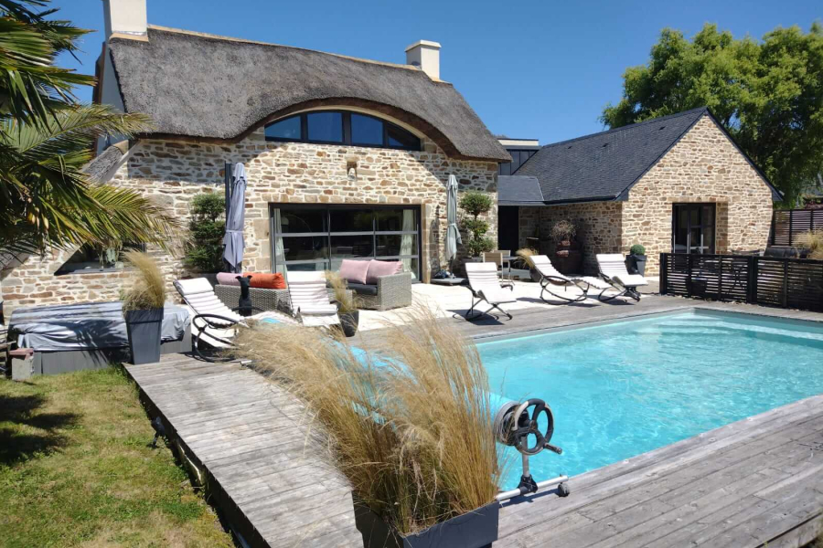 Baden, propriété de caractère en pierre sous chaume