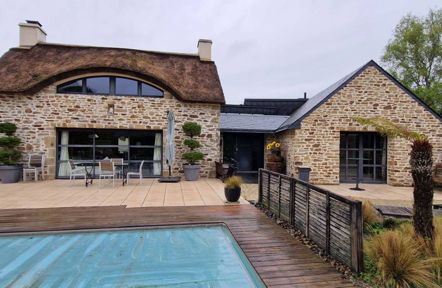 Baden, propriété de caractère en pierre sous chaume