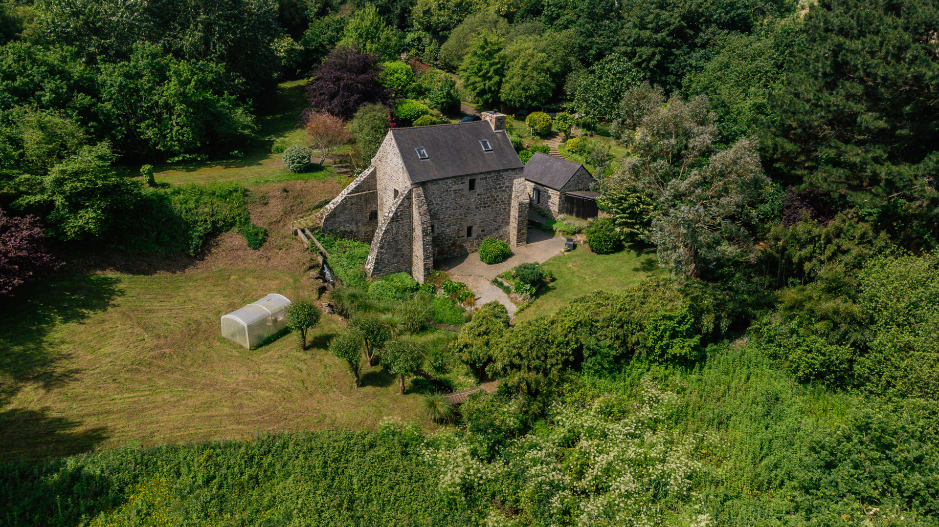 MAGNIFIQUE MOULIN XVe SIECLE ENTRE TERRE ET MER