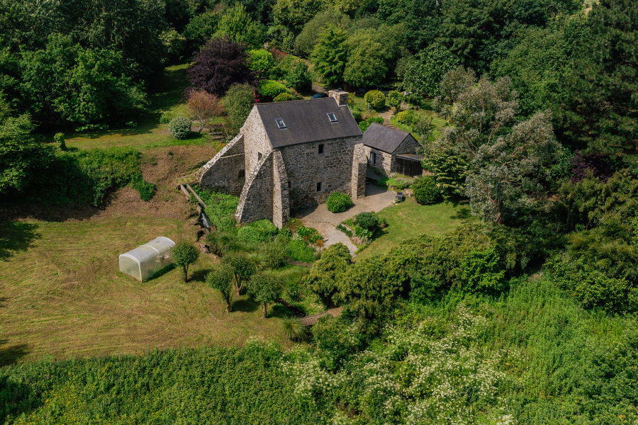 MAGNIFIQUE MOULIN XVe SIECLE ENTRE TERRE ET MER