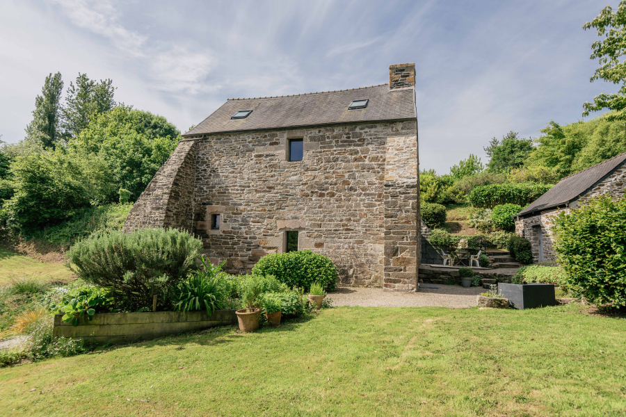 MAGNIFIQUE MOULIN XVe SIECLE ENTRE TERRE ET MER